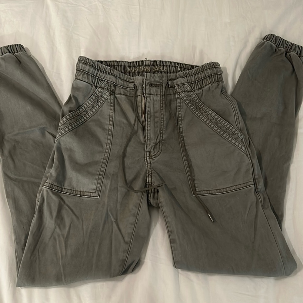 American eagle army green, new with tags pants. Stretchy waist band, super comfy